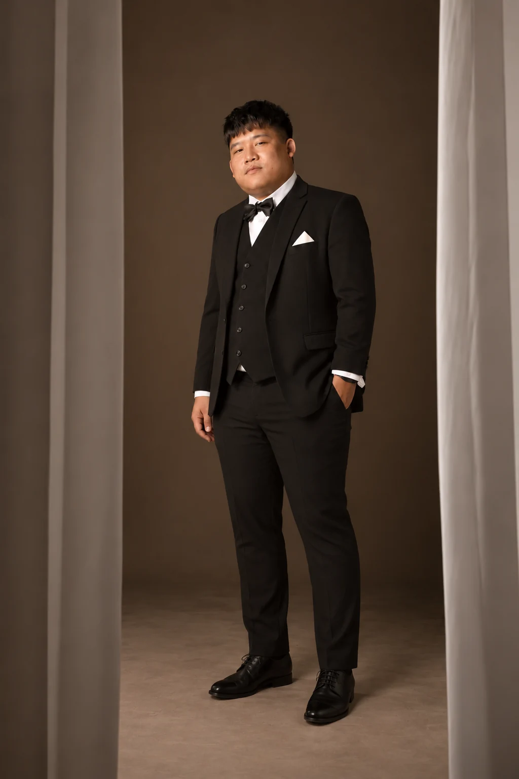 Potret Kelvin Tanabe dalam setelan pengantin hitam
